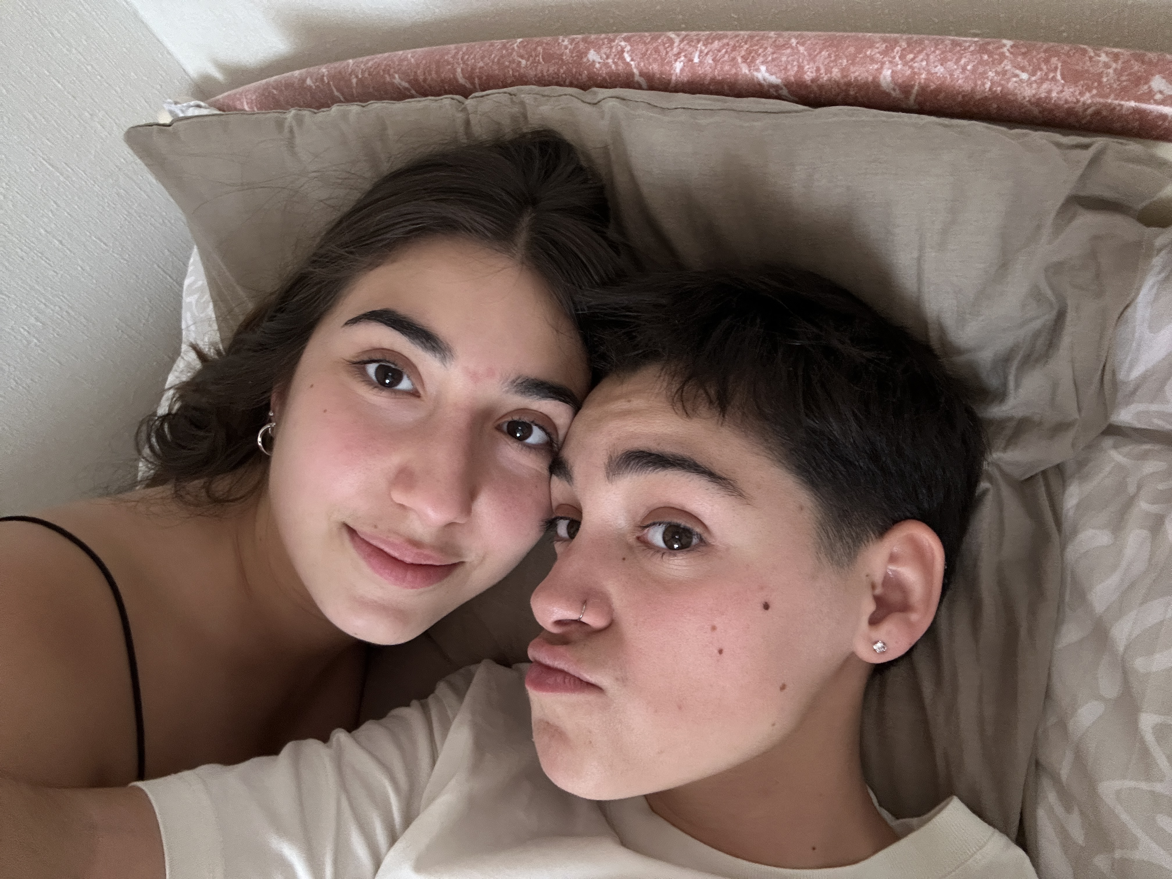 Karina et Beatriz allongées